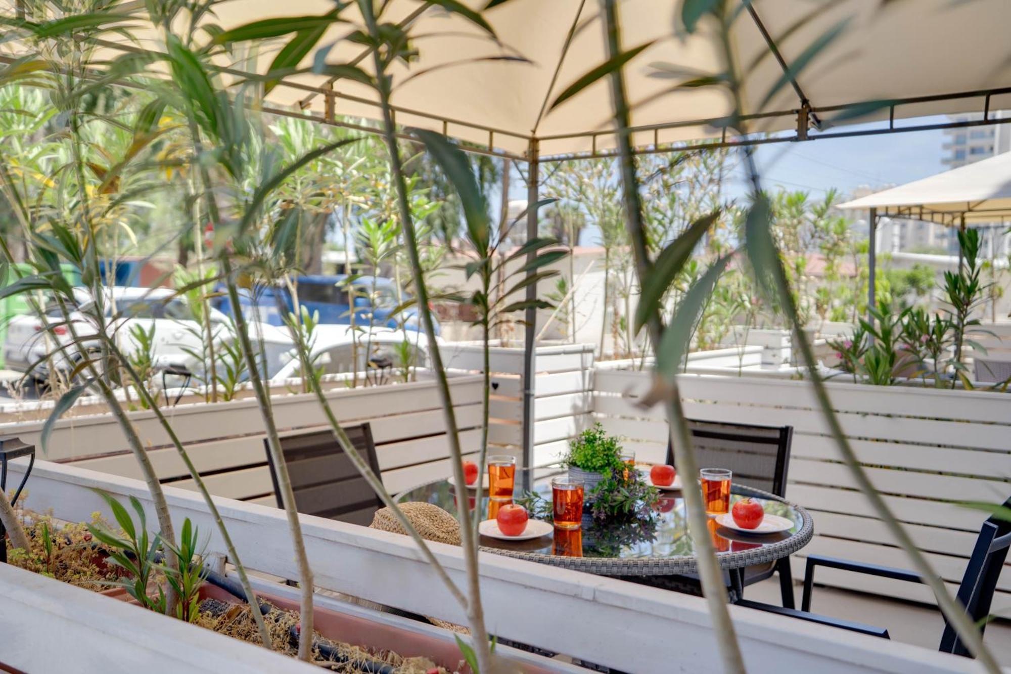 Atlantis Apartments 50M From Makenzy Seafront Larnaka Exterior foto